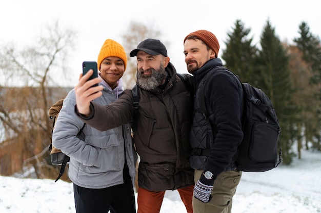 Foto freunde gehen im winter wandern