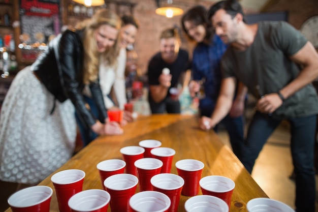 Freunde genießen Bier Pong Spiel in der Bar