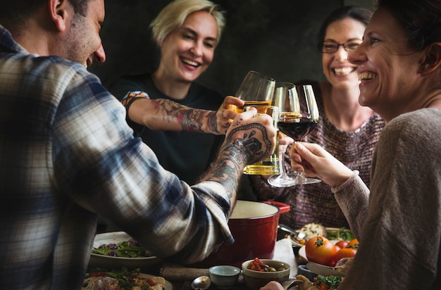 Freunde genießen ein schönes Abendessen