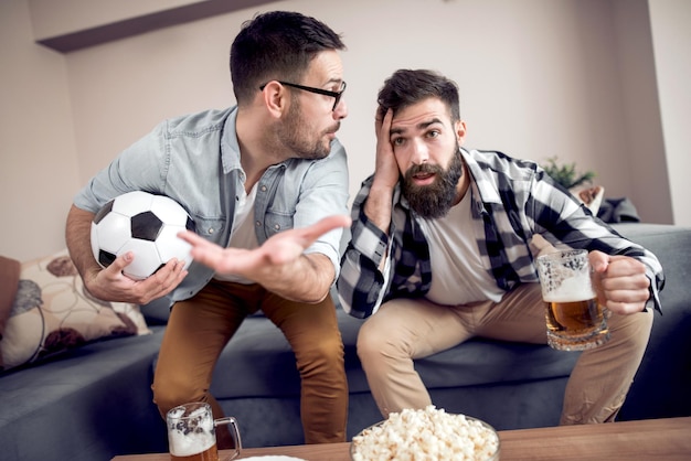 Freunde genießen Fußball im Fernsehen