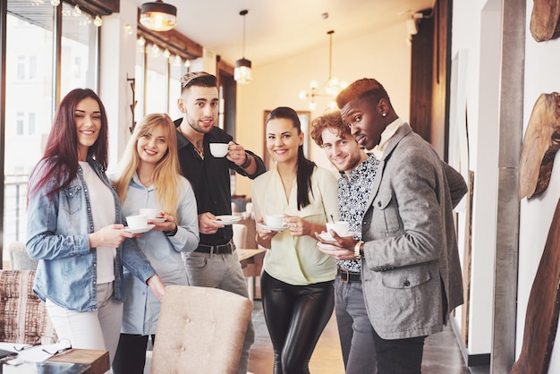 Freunde genießen Kaffeepause im Büro