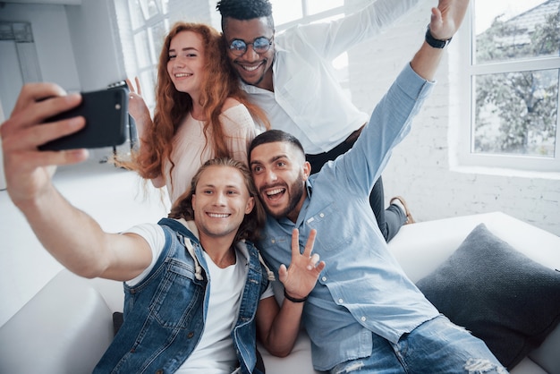 Freunde genießen Kaffeepause im Büro