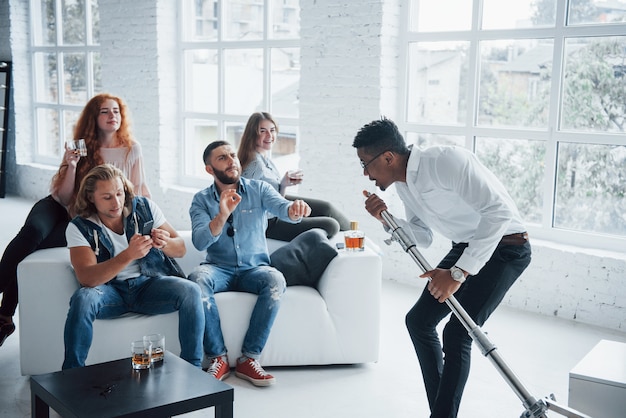 Freunde genießen Kaffeepause im Büro