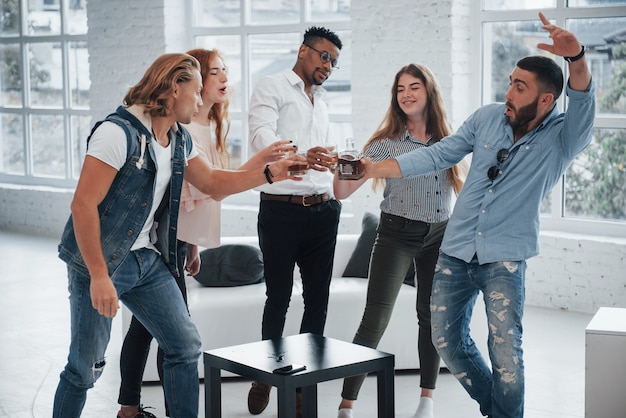 Freunde genießen Kaffeepause im Büro