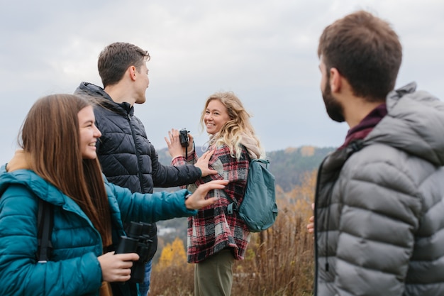 Foto freunde genießen wolkiges herbstwetter beim wandern in den bergen