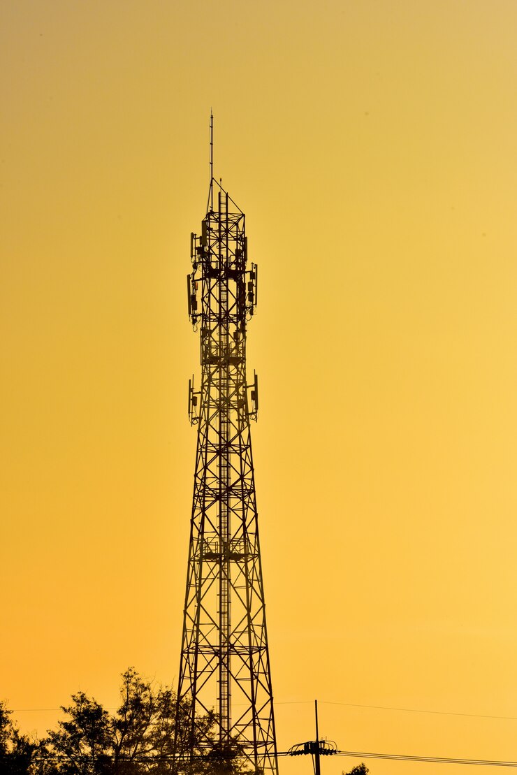 Foto freunde haben fotos mit mobiltelefonen gemacht. am treffpunkt in der stadt.