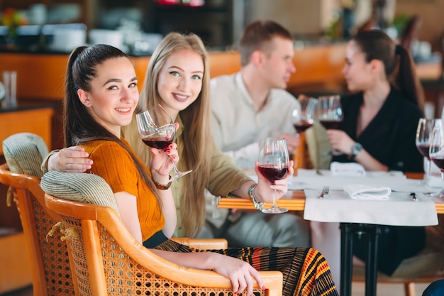 Freunde haben Spaß daran, Wein zu trinken, zu reden und im Restaurant zu lächeln.