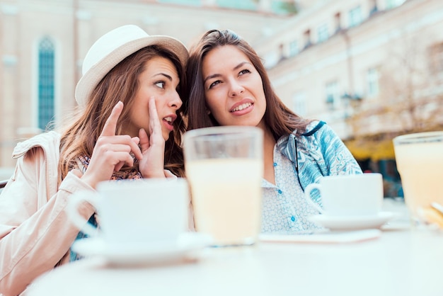 Freunde haben Spaß im Café