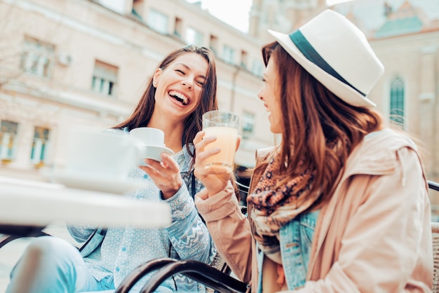 Freunde haben Spaß im Café