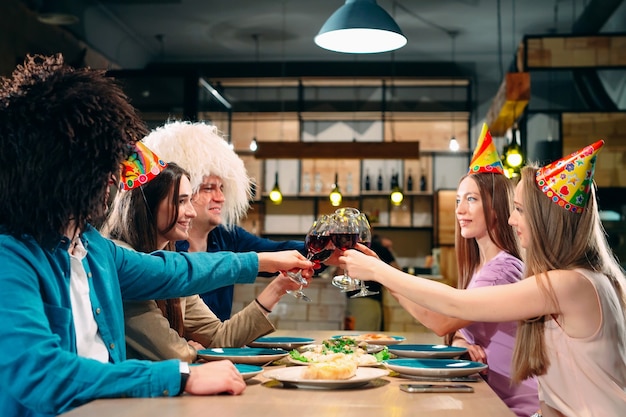 Freunde haben Spaß in einem Restaurant und trinken Wein