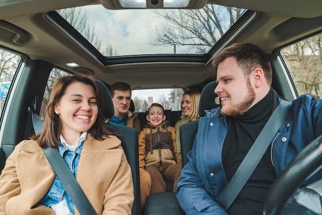 Freunde im Auto mit Reisekonzept für Kleinkinder