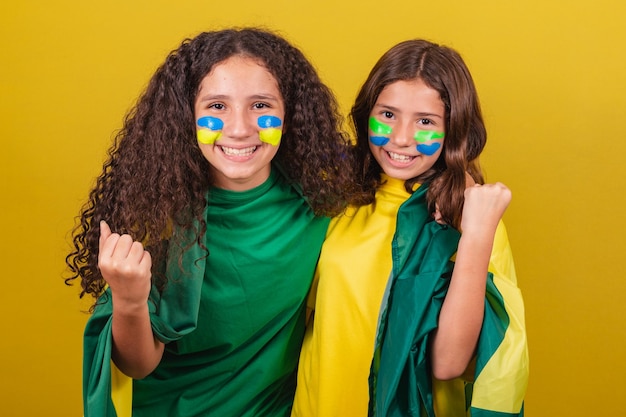 Freunde jubeln von brasilianischen Fußballfans, die ja feiern und die Olympischen Spiele der Weltmeisterschaft feiern