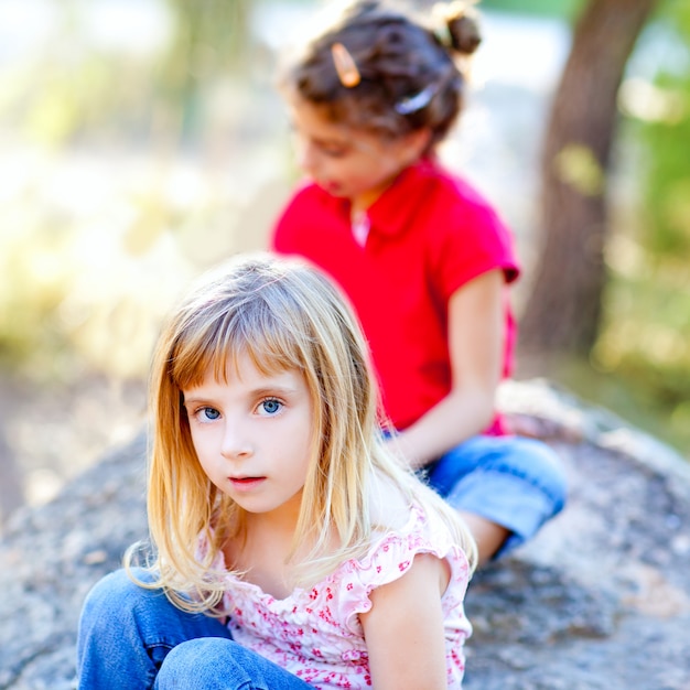 Freunde Kind Mädchen spielen im Wald Rock