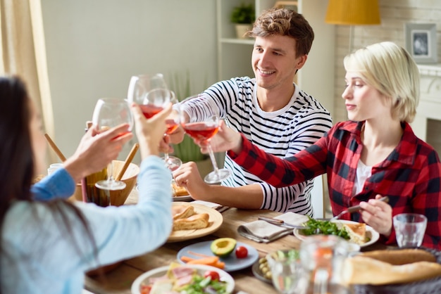 Freunde klirren bei der Dinnerparty