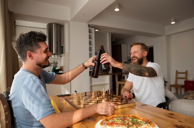 Foto freunde lachen und haben spaß