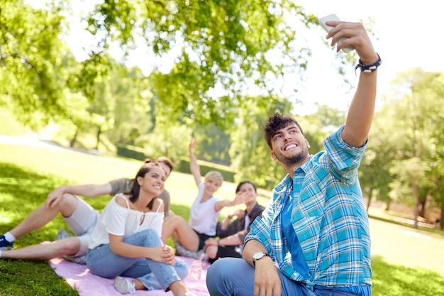 Freunde machen beim Picknick ein Selfie mit dem Smartphone