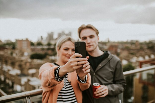 Freunde machen ein Gruppen-Selfie