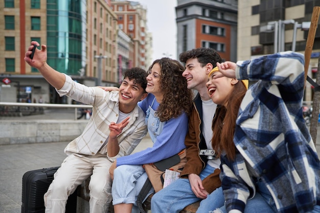 Freunde machen ein Selfie auf einer Bank in Spanien