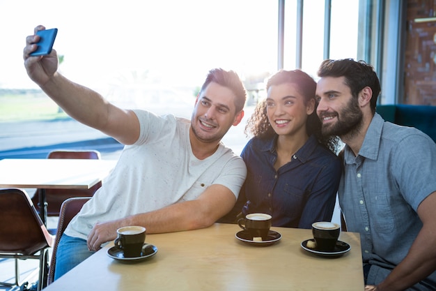 Freunde machen ein Selfie im Café