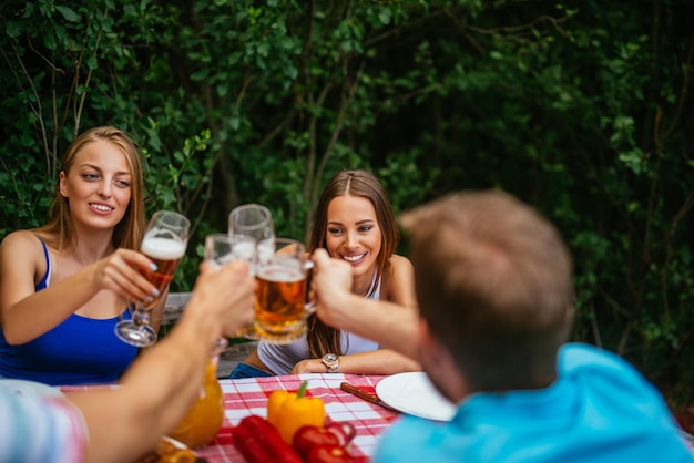 Freunde machen einen Toast auf ein Picknick im Freien