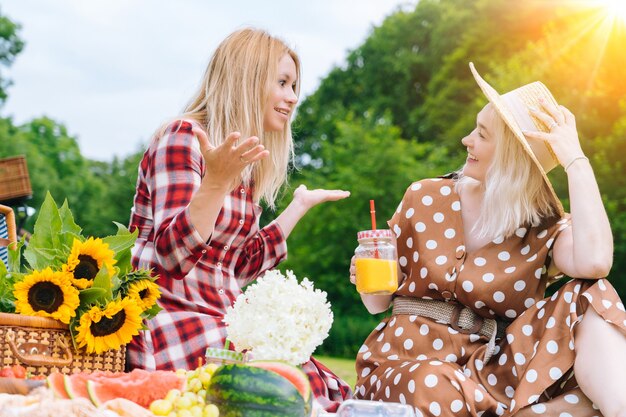 Freunde machen Picknick im Freien