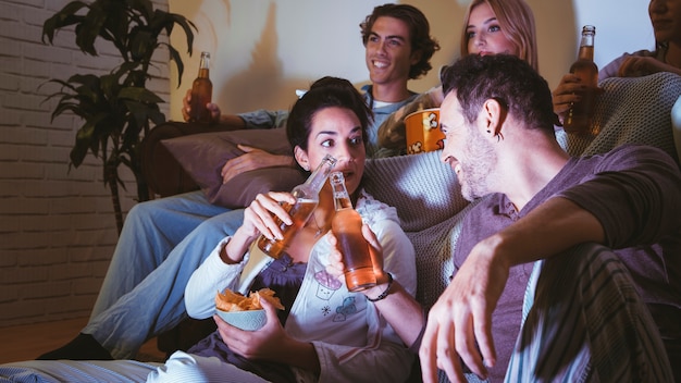 Freunde mit Bier mit einem Filmabend