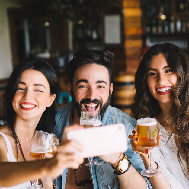 Foto freunde mit bier posieren für selfie