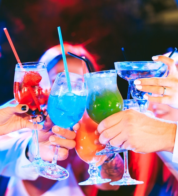 Freunde mit Cocktails trinken auf einer Party.