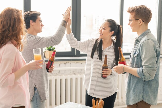 Foto freunde mit getränken