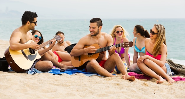 Freunde mit Gitarre am Strand