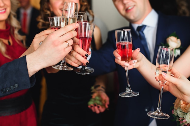 Freunde mit Gläsern Champagner feiern die Hochzeit