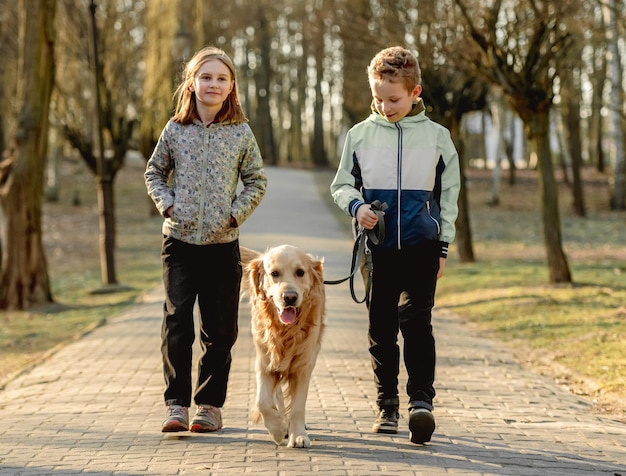 Freunde mit Golden Retriever-Hund