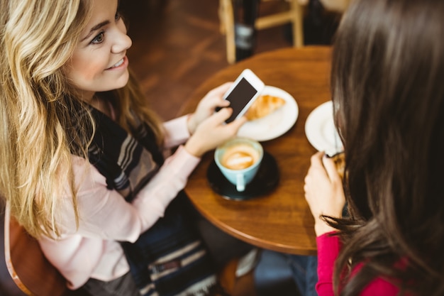 Freunde mit ihrem Smartphone