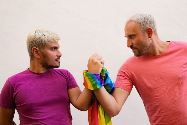 Freunde mit LGBT-Flagge gefesselt