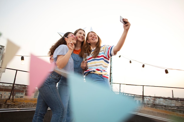 Freunde mit mittlerer Aufnahme, die Selfies machen