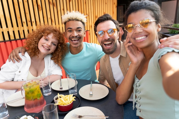 Foto freunde mit mittlerer aufnahme, die zusammen selfies machen