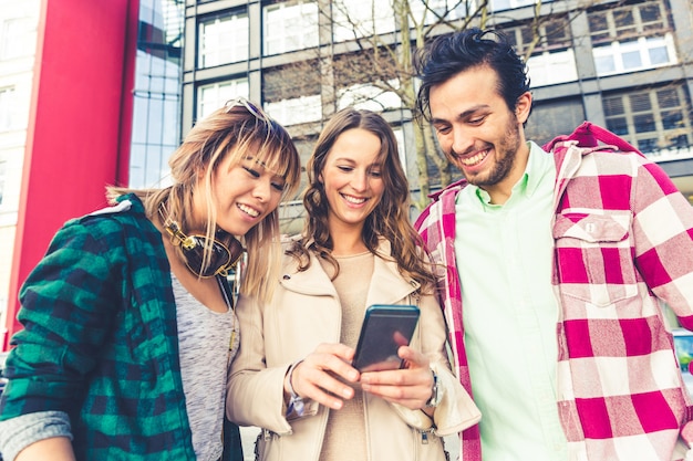 Freunde mit Smartphone in der Stadt