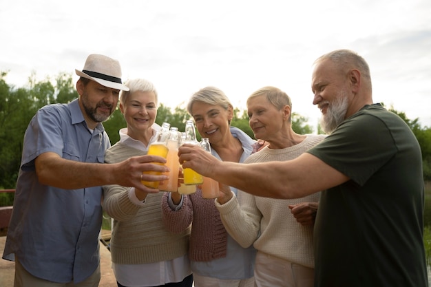 Freunde mittleren Alters, die sich beim Food Festival amüsieren