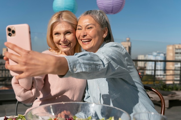 Foto freunde mittleren alters, die spaß haben