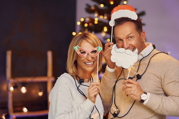 Freunde oder Familie, die Weihnachtsfeier feiern. Foto in hoher Qualität