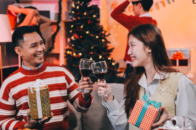 Freunde öffnen Weihnachtsgeschenke im Wohnzimmer