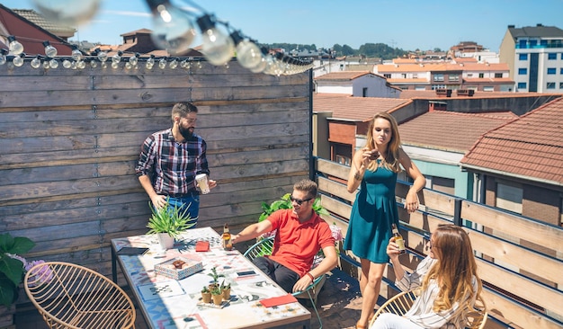 Freunde reden und trinken auf einer Party auf einer Terrasse