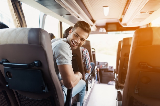 Freunde reisen Jungs lachen viel Spaß im Reisebus.