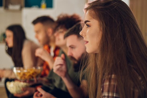 Freunde schauen sich zu Hause Filme an und essen Snacks