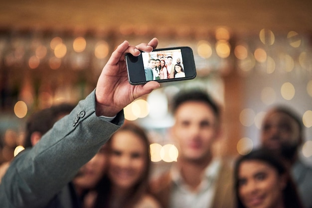 Freunde selfie und glücklich zusammen im Restaurant für Freundschaftsfeiern, Partys oder Jahresendfunktion Smartphone glückliche Frau und Männer lächeln zum Fotografieren oder feiern neue Jahre oder Glück