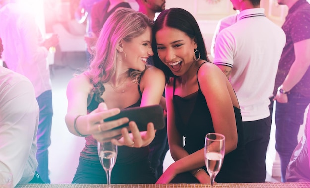 Freunde Selfie und Wein mit Frauen auf Party im Nachtclub zur Feier des neuen Jahres und soziale Medien Discomusik und Lächeln mit Mädchen und Telefon bei Cocktail-Event für Energy Happy Hour und Tanz