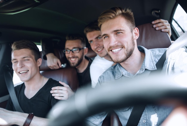 Freunde sind bereit, mit dem Auto zu reisen