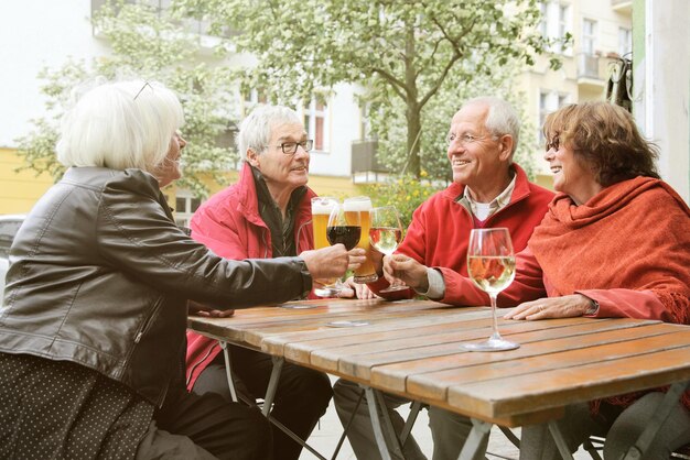 Freunde sitzen am Tisch in einem Café im Freien