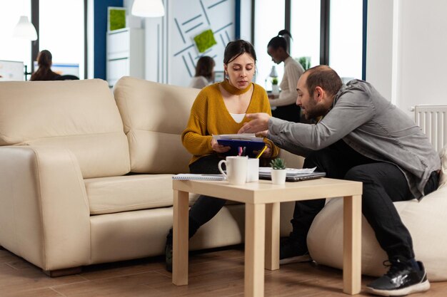 Freunde sitzen auf dem Sofa am Tisch