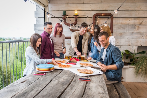 Freunde sitzen Essen zum Mitnehmen